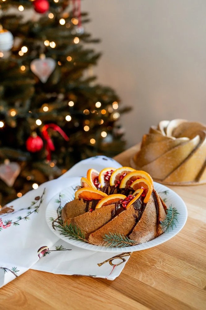 Форма за печене, изработена от лят алуминий в златист цвят Rosa - Bonami Selection