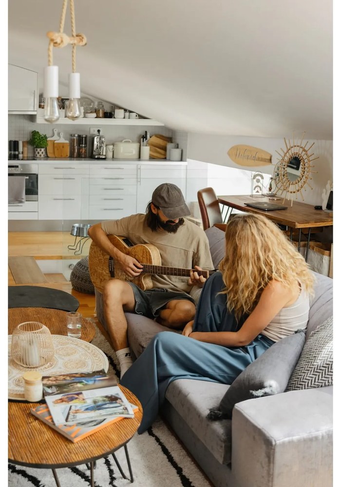 Тапициран трапезен стол с подлакътници в цвят кафяв коняк Naya – Actona