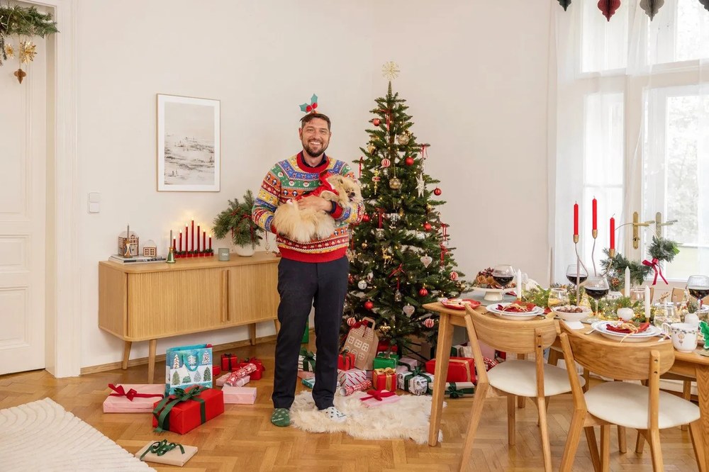 Нисък скрин от декор от дъб с плъзгащи се врати естествен 138x75 cm Rove – Woodman