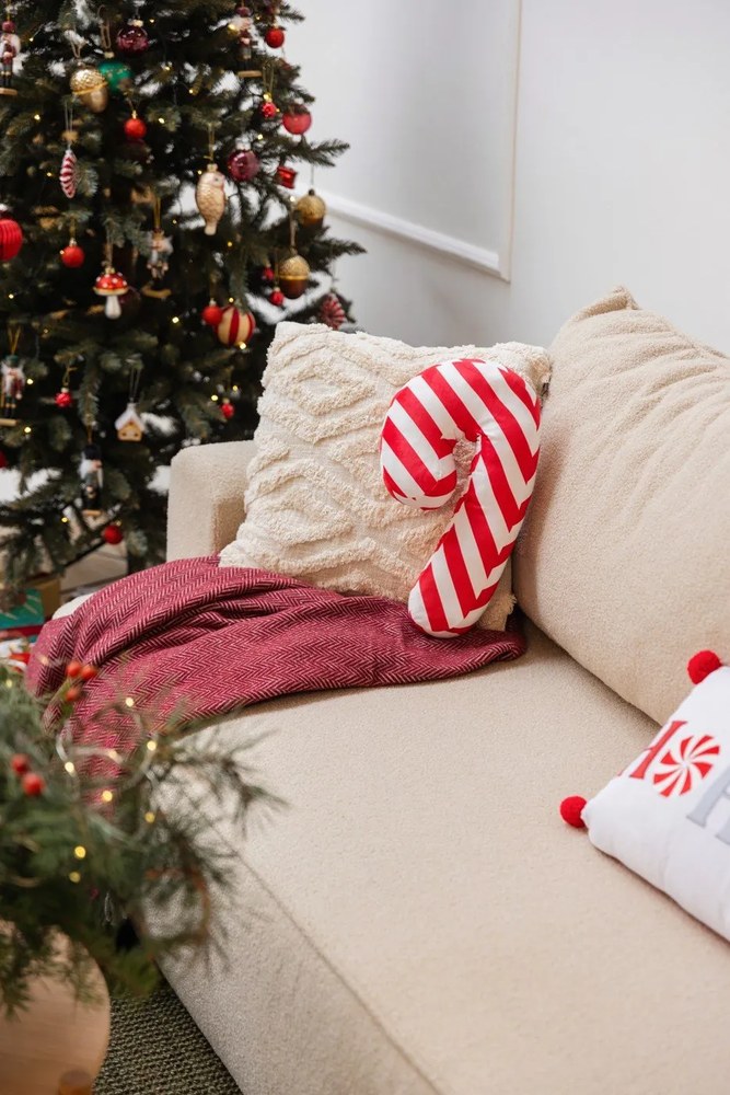 Декоративна възглавница с коледен мотив от флийс 50x30 cm Candy Cane – Catherine Lansfield