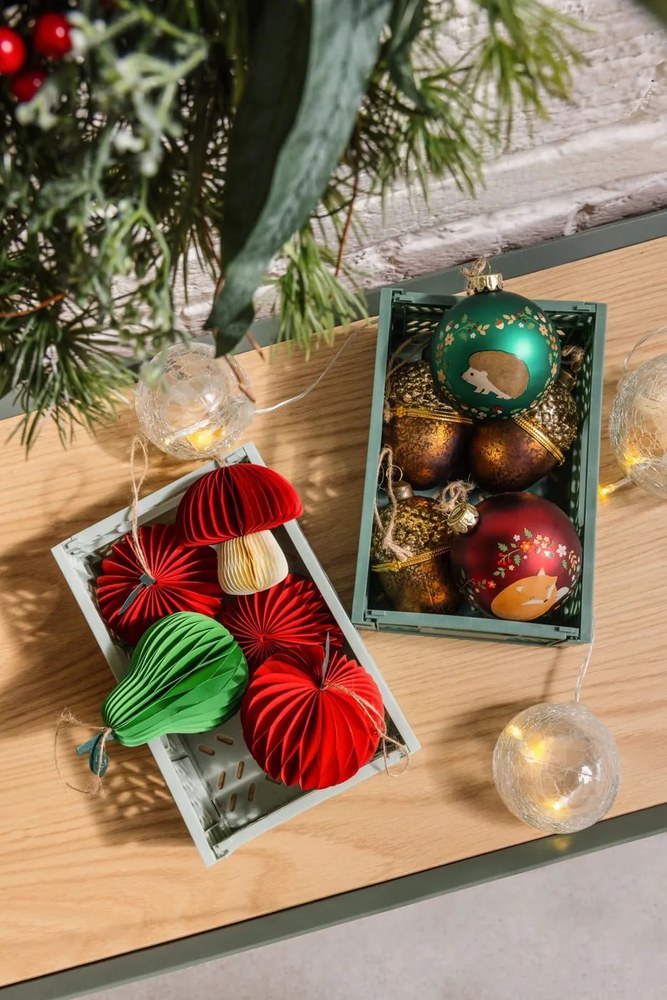 Стъклена ръчно изработена коледна топка ø 6 cm Woodland Hedgehog – Sass & Belle