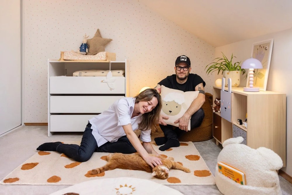 Бял нисък детски скрин от масивен бор с маса за преповиване 90x106 cm KIDDY – Vipack