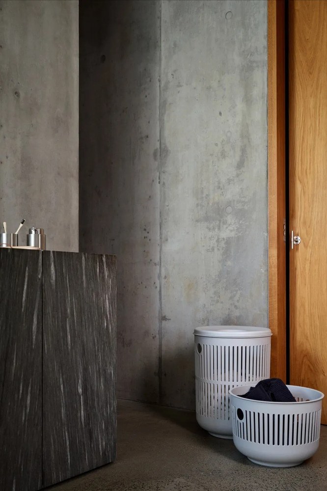 Светлосив пластмасов кош за пране 35 l Ume – Zone