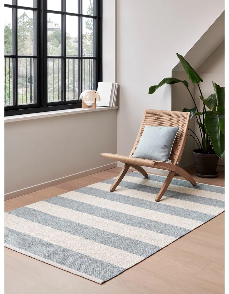 Светлосин и кремав килим за открито и закрито 140x180 cm Bob Blue Fog – Pappelina