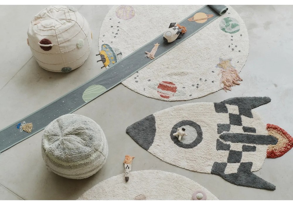 Кремаво ръчно изработено памучно детско килимче за игра подходящо за пране ø140 cm Interstellar Journey – Lorena Canals