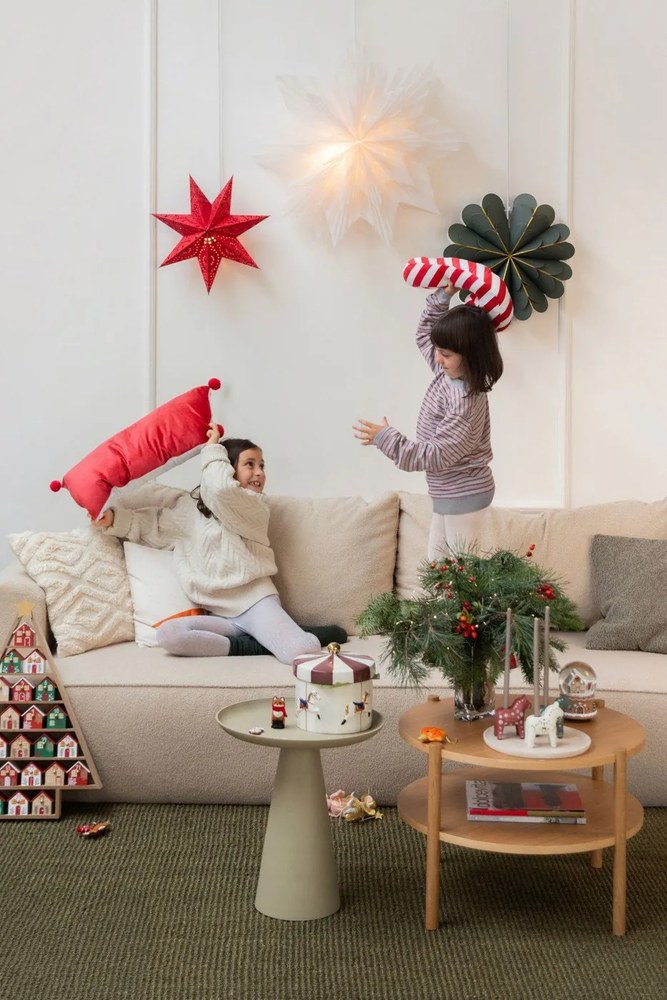 Декоративна възглавница с коледен мотив от флийс 50x30 cm Candy Cane – Catherine Lansfield