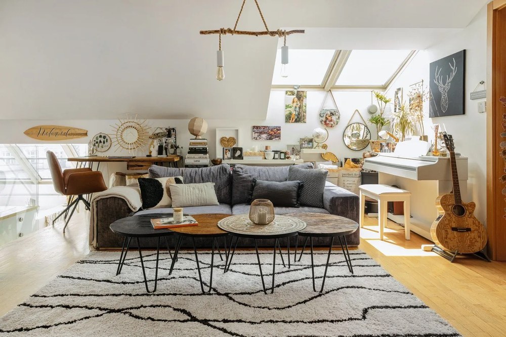 Тапициран трапезен стол с подлакътници в цвят кафяв коняк Naya – Actona