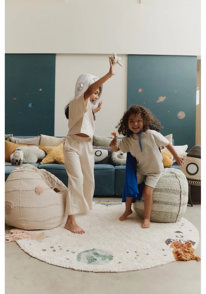 Кремаво ръчно изработено памучно детско килимче за игра подходящо за пране ø140 cm Interstellar Journey – Lorena Canals