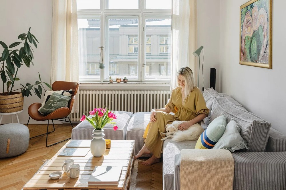 Странична масичка с бели детайли WOOOD Sasha