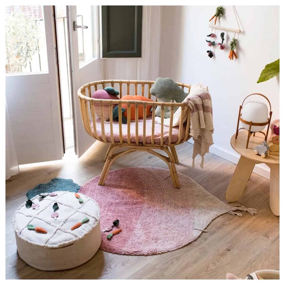 Розов ръчно изработен памучен детски килим подходящ за пране 100x150 cm Ramona the Radish – Lorena Canals
