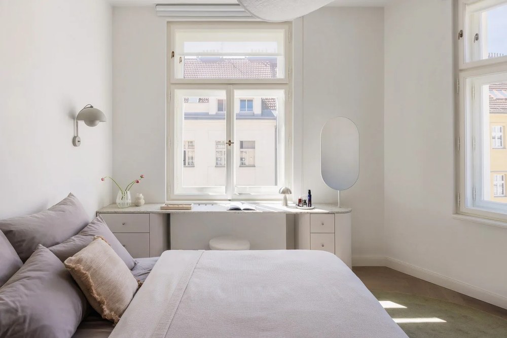 Бяла ръчно изработена стъклена ваза (височина 18 см) Cosmin - Bloomingville