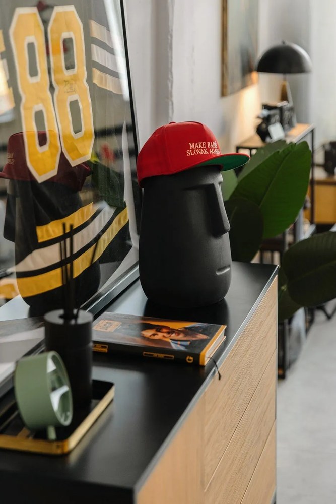 Черен/естествен нисък скрин от декор от дъб 120x82 cm Seaford – Actona