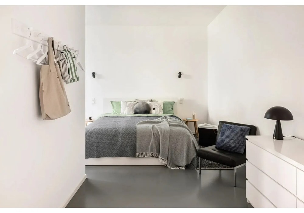 Статуетка от каменна керамика The Hedonist - Kähler Design