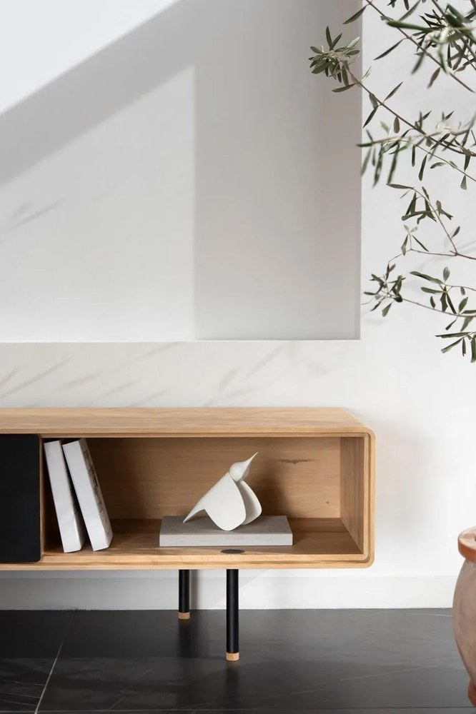 Черна/естествена маса за телевизор от масивен дъб 160x48 cm Fina – Gazzda