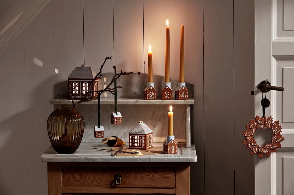 Керамичен свещник за чаена свещ Gingerbread Lighthouse – Kähler Design