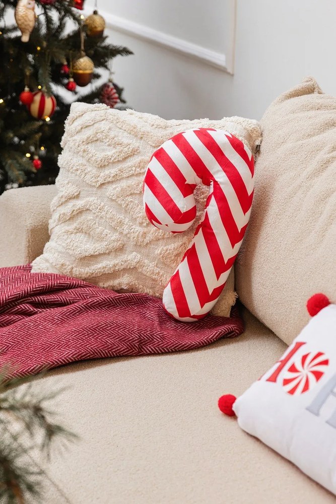 Декоративна възглавница с коледен мотив от флийс 50x30 cm Candy Cane – Catherine Lansfield