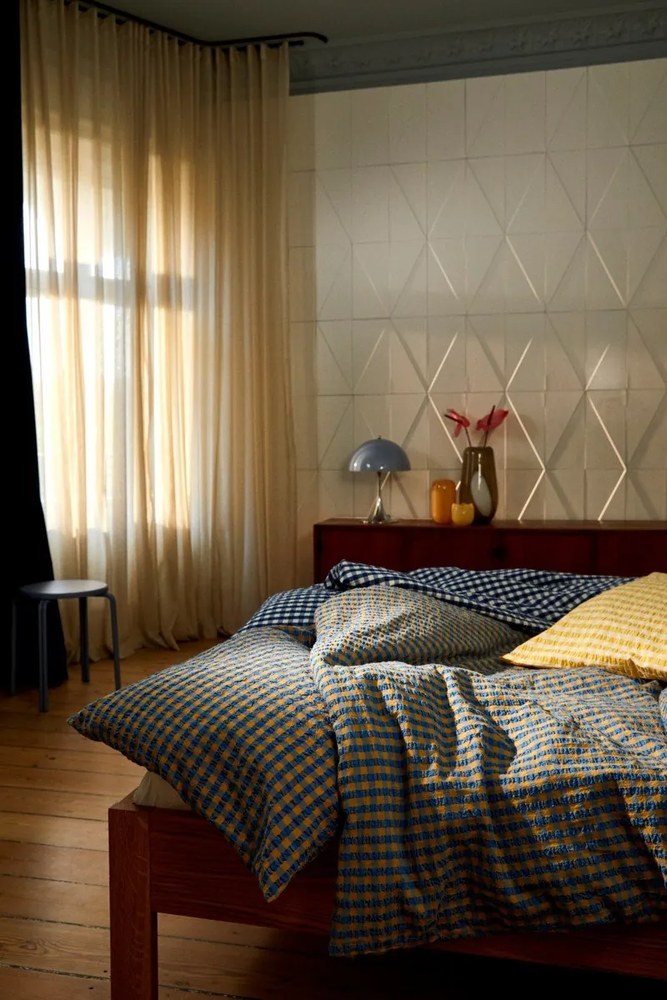 Бяло и тъмносиньо крепирано спално бельо за единично легло 140x200 cm Bæk&amp;Bølge - JUNA