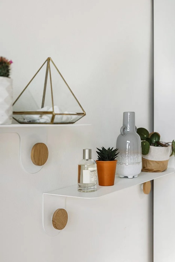 Стенен рафт от бяла стомана с детайли от дъбово дърво с 2 куки , дължина 50 см Hook - Gazzda