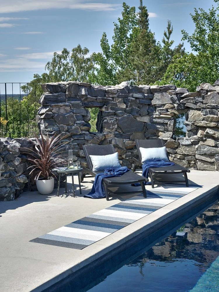 Синя и кремава пътека за открито и закрито 70x200 cm Molly Ocean Grey – Pappelina