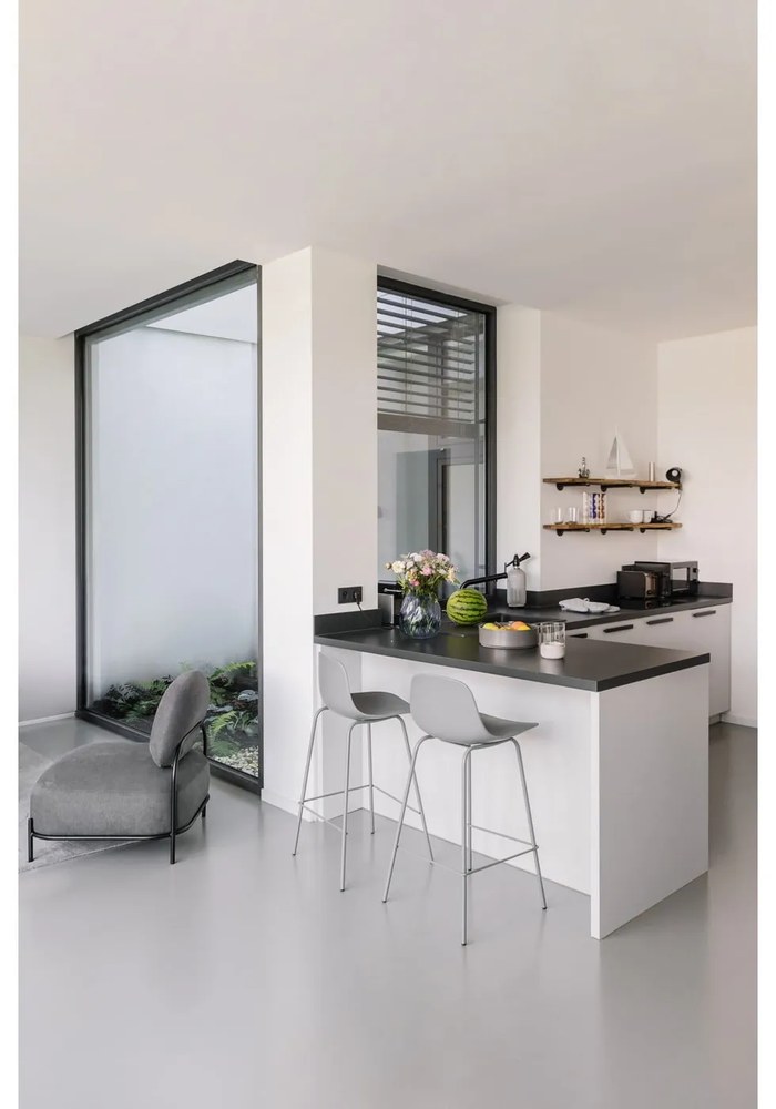 Стъклен свещник с бетонна основа - Blomus