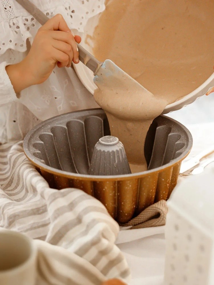 Форма за печене, изработена от лят алуминий в златист цвят Lotus - Bonami Selection