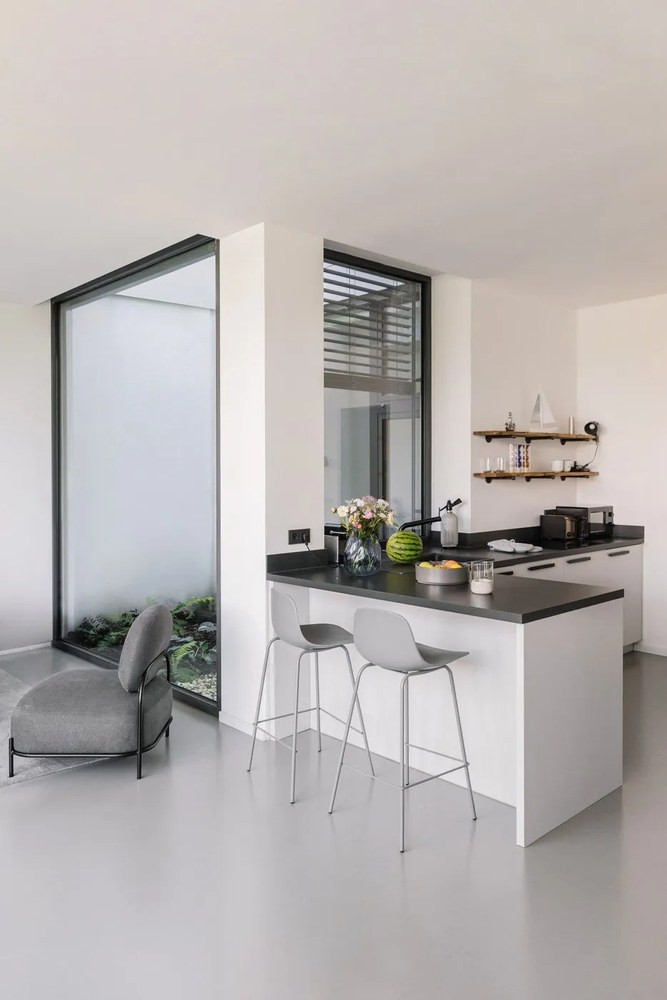 Стъклен свещник с бетонна основа - Blomus