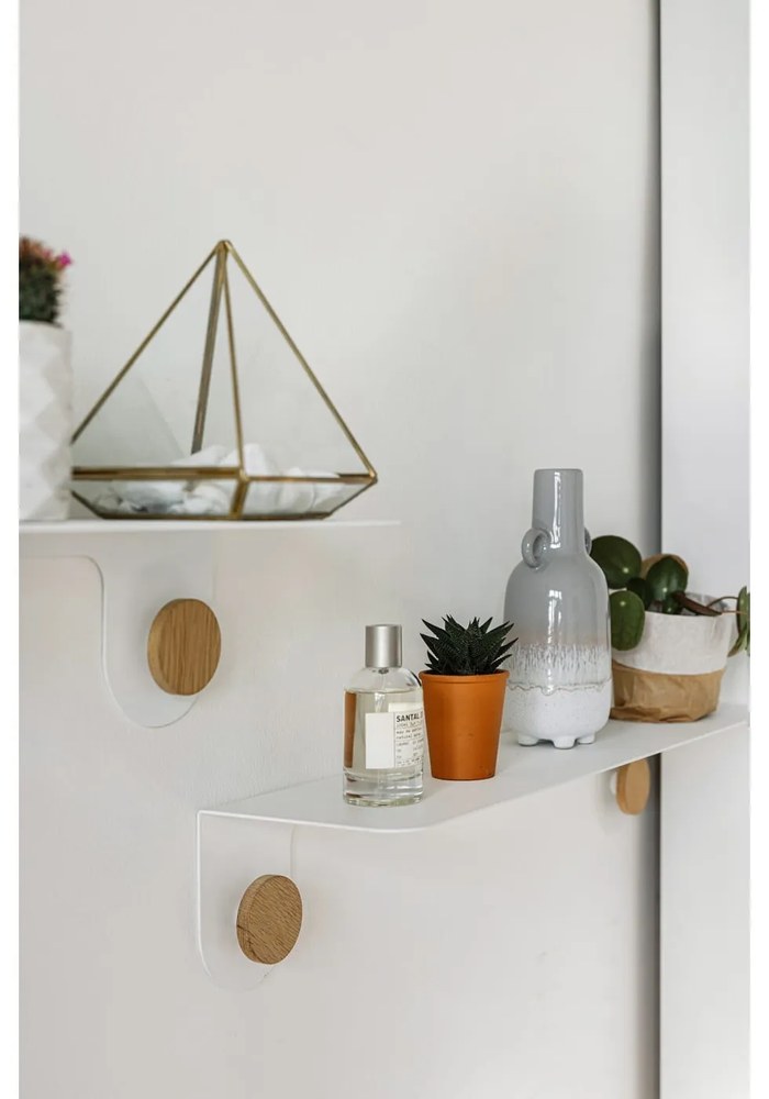 Стенен рафт от бяла стомана с детайли от дъбово дърво с 2 куки , дължина 50 см Hook - Gazzda