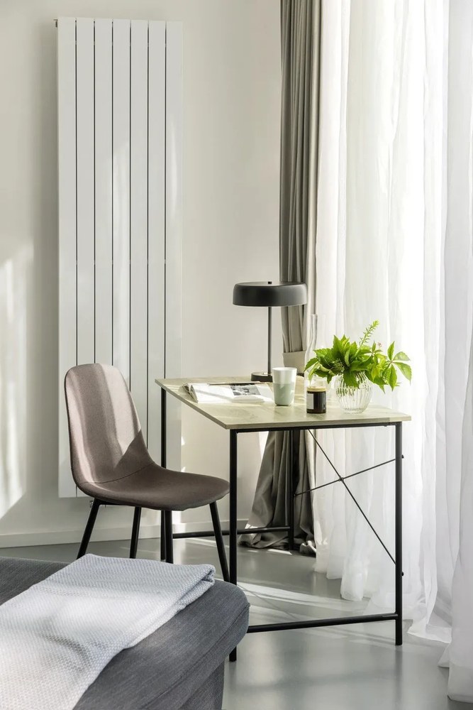 Черна настолна лампа с метален абажур (височина 40 см) Gold Disc - Leitmotiv