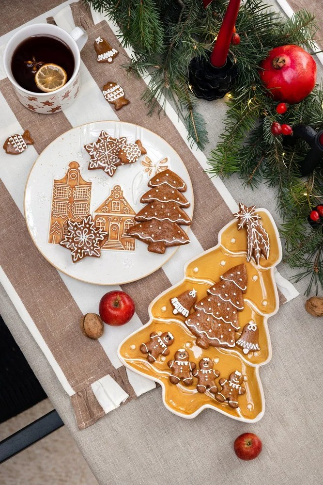 Бяла керамична чиния с коледен мотив за сервиране ø 26 cm Christmas cottage – Dakls