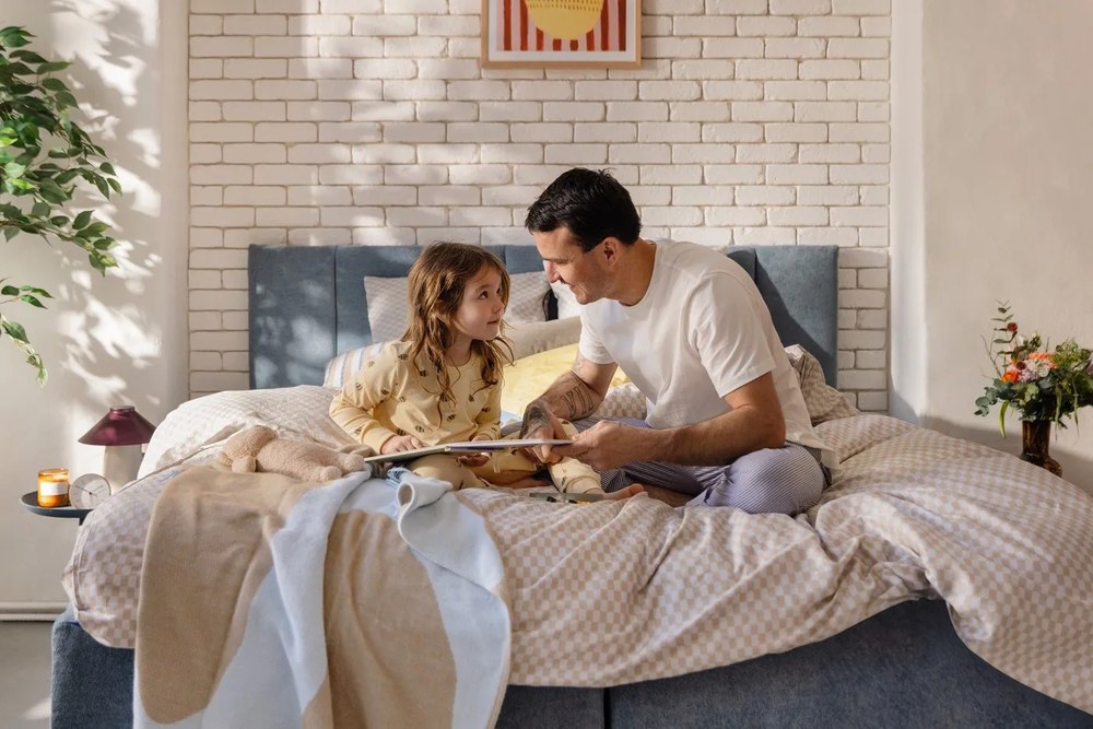 Лилава и бежова метална настолна лампа Chipper - Hübsch