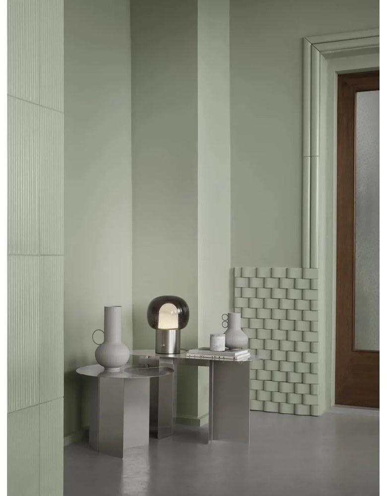 Алуминиева LED настолна лампа в сребрист цвят със стъклен абажур (височина 32 cm) Iris – Blomus