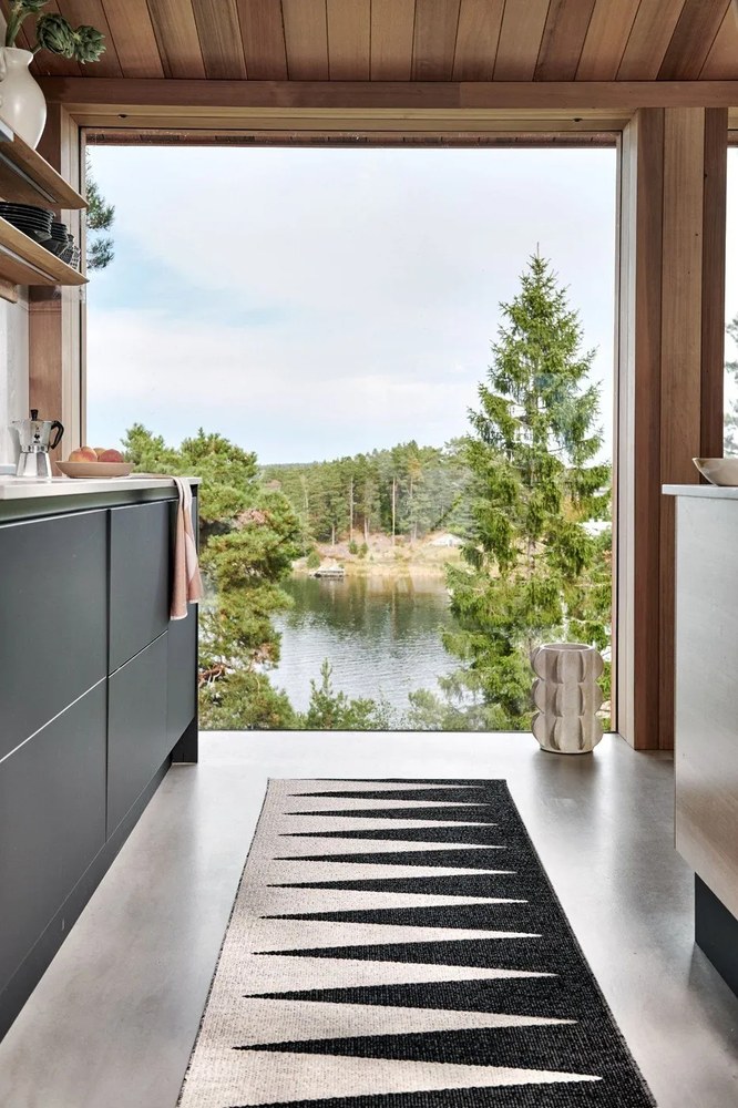 Черно-бяла пътека за открито и закрито 70x250 cm Vivi Black – Pappelina