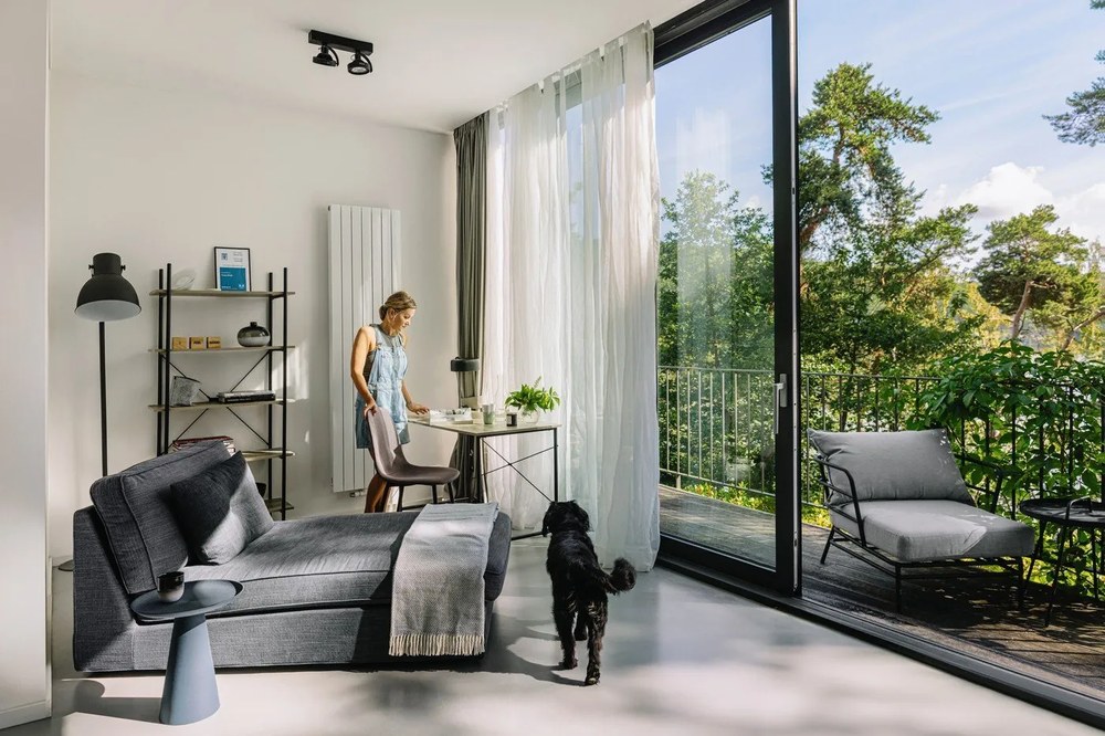 Черна настолна лампа с метален абажур (височина 40 см) Gold Disc - Leitmotiv