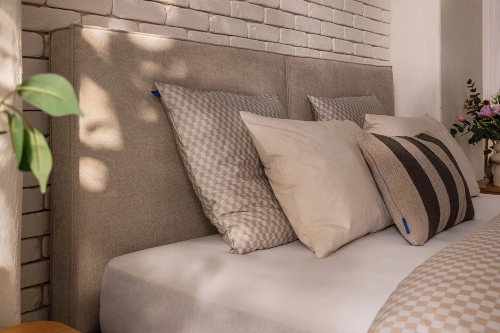 Бежово тапицирано двойно легло с място за съхранение и включена подматрачна рамка 180x200 cm Thessa Bold – Bonami Selection