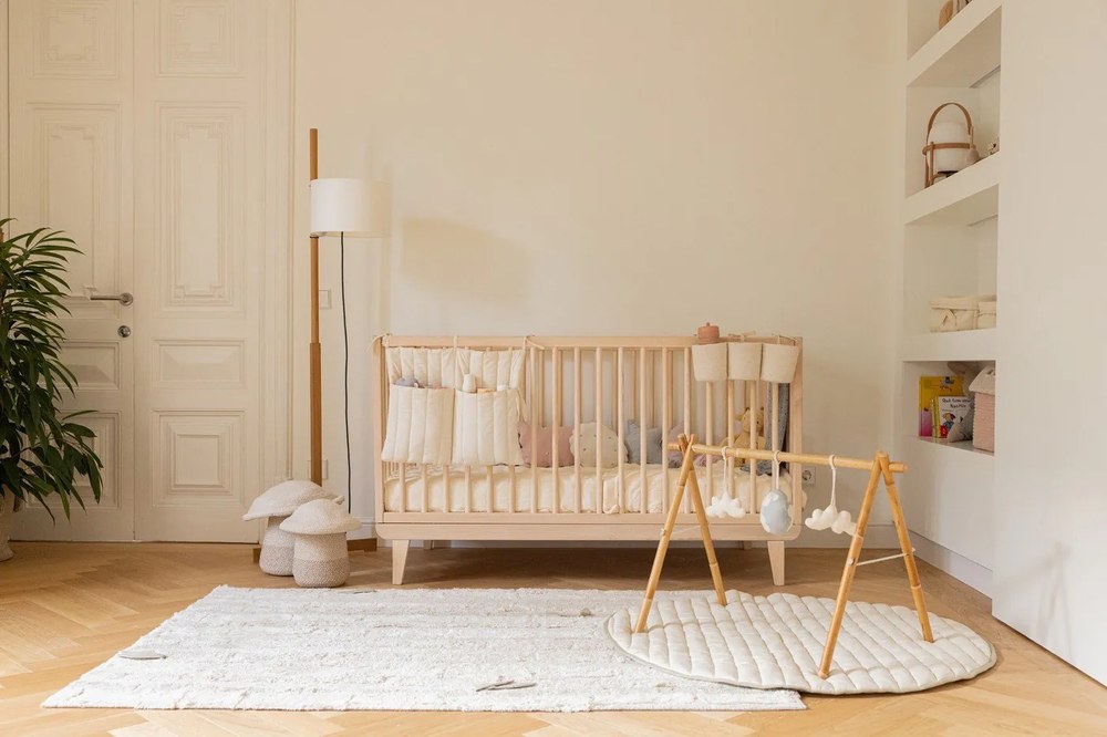 Зелено и кремаво детско килимче за игра Bamboo Leaf – Lorena Canals