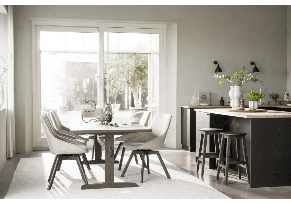 Тъмнокафяви бар столове в комплект 2 бр. от масивен дъб (височина на седалката 65 cm) Austin – Rowico