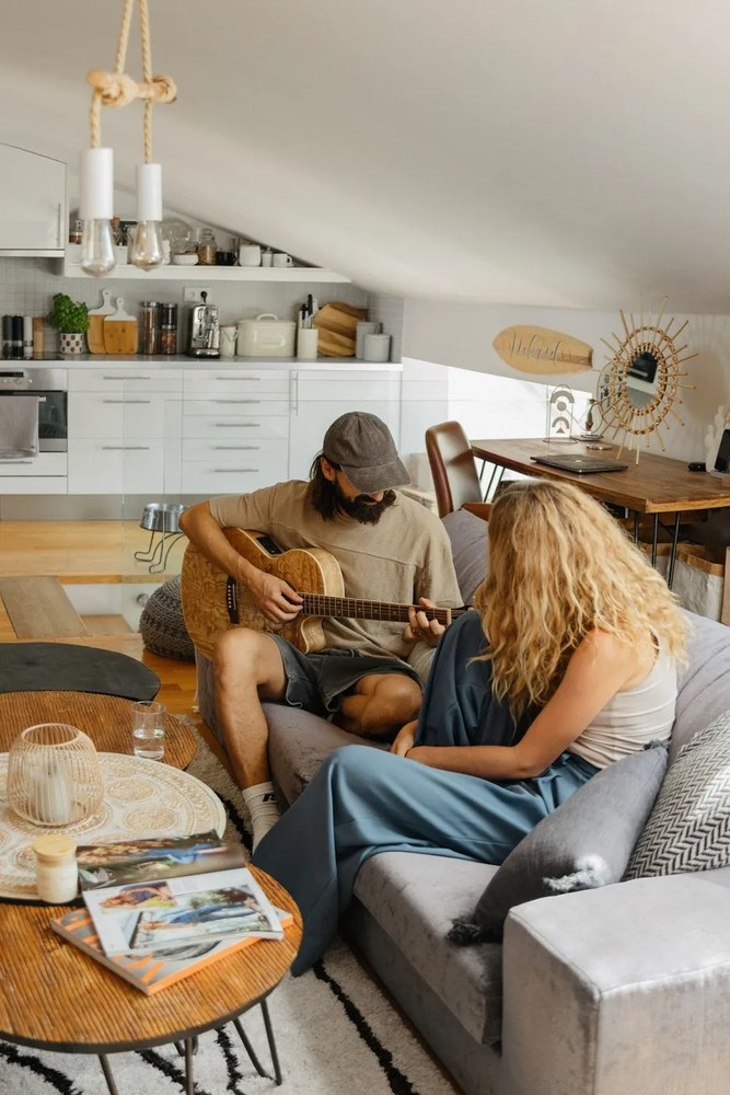 Тапициран трапезен стол с подлакътници в цвят кафяв коняк Naya – Actona