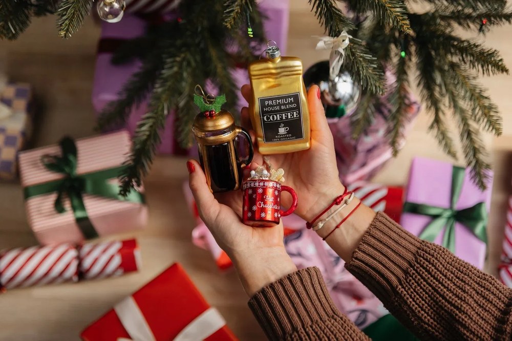 Стъклена ръчно изработена коледна украса ø 5,5 cm Christmas Cafetiere – Sass & Belle