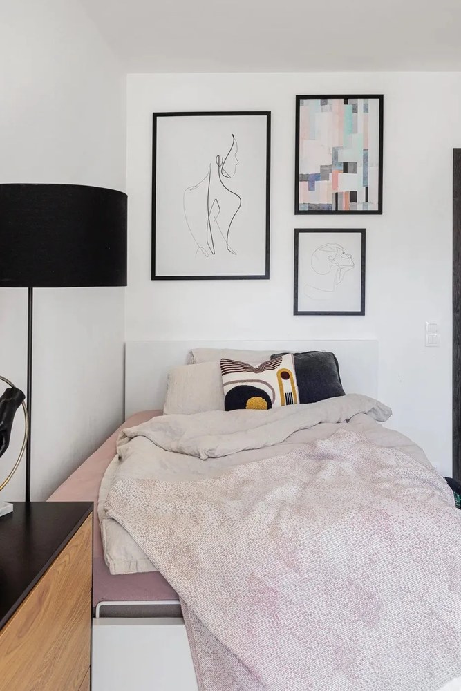 Черен/естествен нисък скрин от декор от дъб 120x82 cm Seaford – Actona