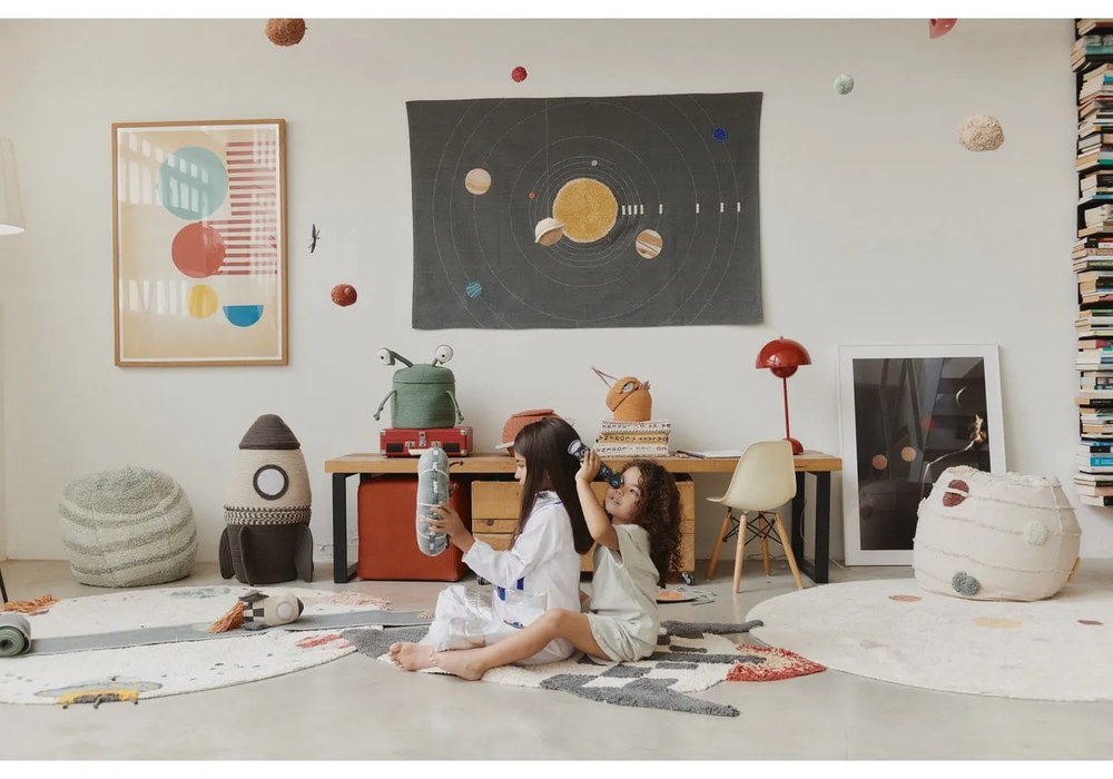 Кремаво ръчно изработено памучно детско килимче за игра подходящо за пране ø140 cm Interstellar Journey – Lorena Canals