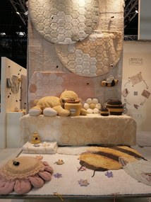 Ръчно изработен памучен килим подходящ за пране в цвят жълта охра 140x200 cm Sweet Honey – Lorena Canals