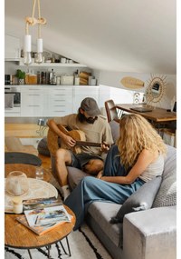 Тапициран трапезен стол с подлакътници в цвят кафяв коняк Naya – Actona