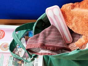 Пластмасови бебешки лъжички в бяло и светлорозово в комплект от 2 броя Flowers &amp; butterflies – Mepal