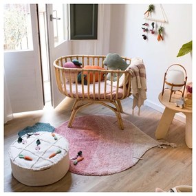Розов ръчно изработен памучен детски килим подходящ за пране 100x150 cm Ramona the Radish – Lorena Canals