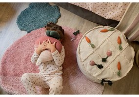 Розов ръчно изработен памучен детски килим подходящ за пране 100x150 cm Ramona the Radish – Lorena Canals