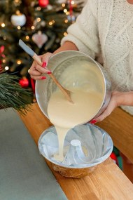 Форма за печене, изработена от лят алуминий в златист цвят Rosa - Bonami Selection