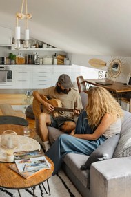 Тапициран трапезен стол с подлакътници в цвят кафяв коняк Naya – Actona