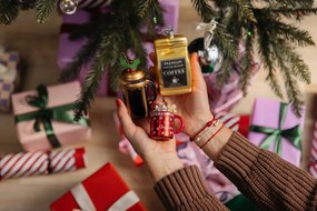 Стъклена ръчно изработена коледна украса ø 5,5 cm Christmas Cafetiere – Sass &amp; Belle