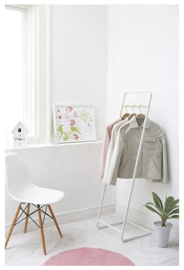 Бяла метална стойка за дрехи Tower – YAMAZAKI