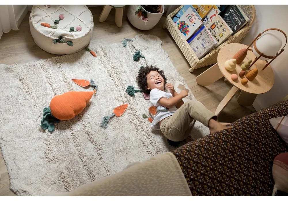 Кремаво памучно детско килимче за игра 120x160 cm Veggie Garden – Lorena Canals